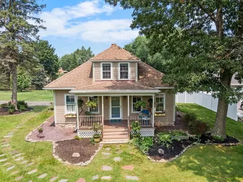 97 Russell St, Peabody, MA 01960