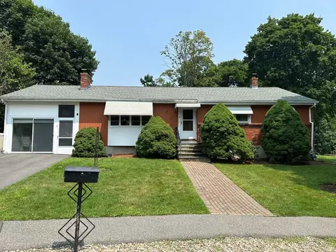 5 Surrey Cir, Woburn, MA 01801
