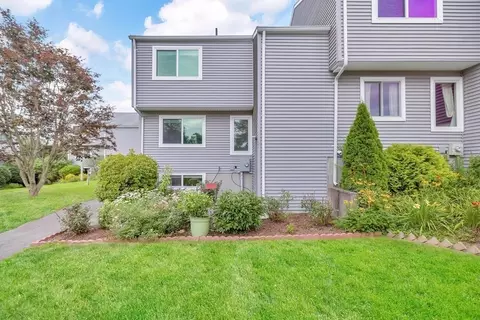 37 Autumn Ln #37, Amherst, MA 01002