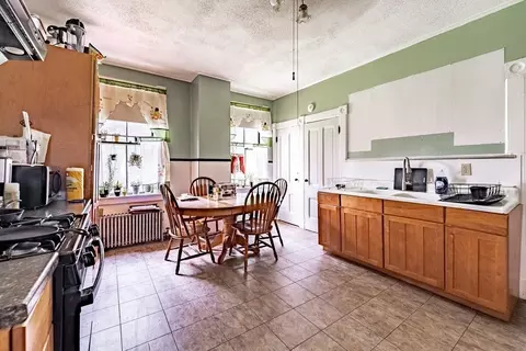 102 Thompson St, Springfield, MA 01109 photo 7