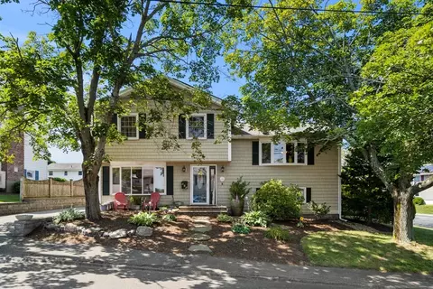 2 Gallows Cir, Salem, MA 01970