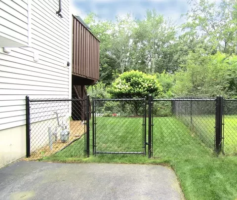 21 Honeysuckle Rd, Worcester, MA 01607 photo 4