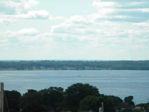65 Bayview St, Fall River, MA 02724 photo 4