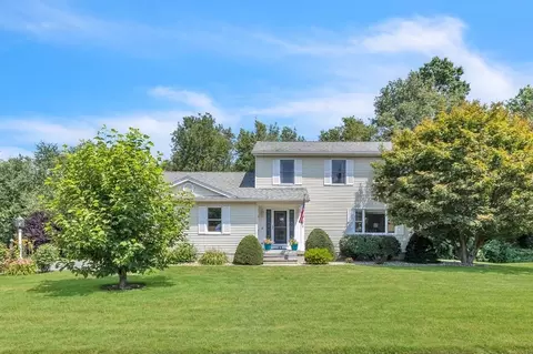 43 Hunters Greene Cir, Agawam, MA 01001