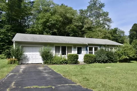 28 Meadowood Dr, Dartmouth, MA 02748