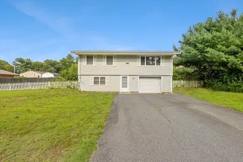 83 Dolan Cir, Taunton, MA 02718