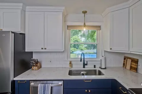 85 Quartus St, Chicopee, MA 01013 photo 16