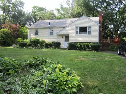 9 Overlook Dr, Bellingham, MA 02019