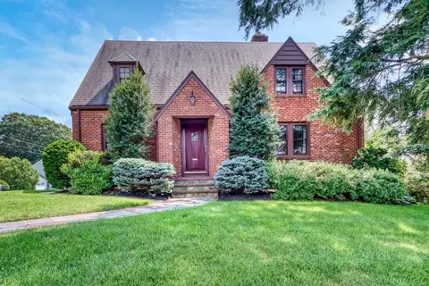 37 Sherwood Rd, Melrose, MA 02176
