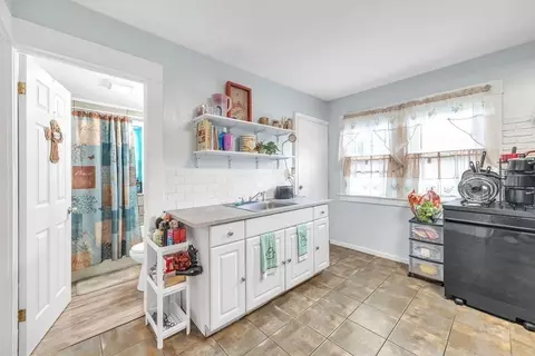 78-80 Cherrelyn St, Springfield, MA 01104 photo 4