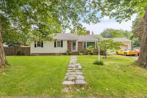 16 Keniston Rd, Lynnfield, MA 01940