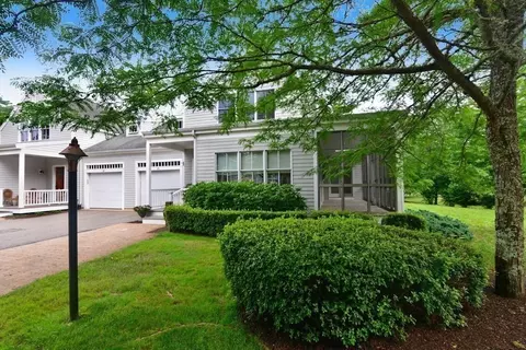 15 Hathaway Pond Cir #15, Rochester, MA 02770
