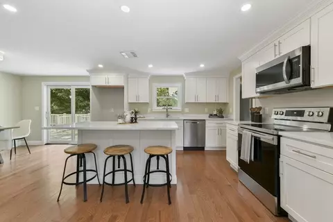 164 Ravenswood Rd, Waltham, MA 02453