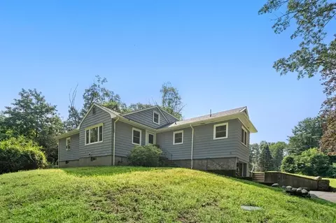 15 Curve St, Sherborn, MA 01770