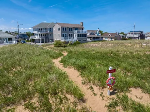 11 45th St, Newbury, MA 01951