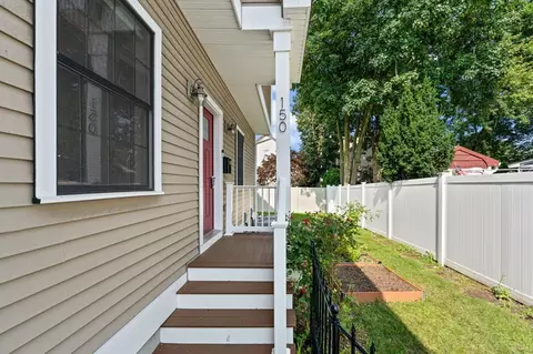 150 Chapel St #150, Newton, MA 02458