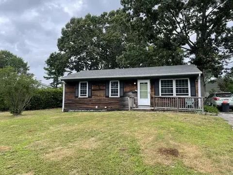 31 Holly Tree Ln, New Bedford, MA 02745