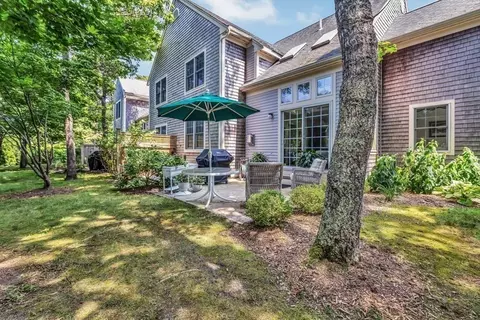 26 Gold Leaf Ln #26, Mashpee, MA 02649
