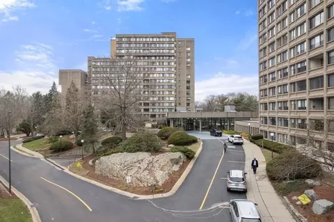 250 Hammond Pond Pkwy #PH1S, Chestnut Hill, MA 02467