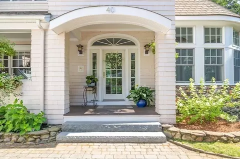 40 Canoe Club Ln, Pembroke, MA 02359