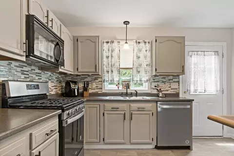 29 Florence St, Fall River, MA 02720 photo 6
