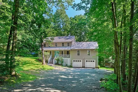 16 Maplecrest Dr, Belchertown, MA 01007