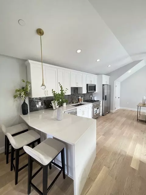 137 Falcon St #3, Boston, MA 02128
