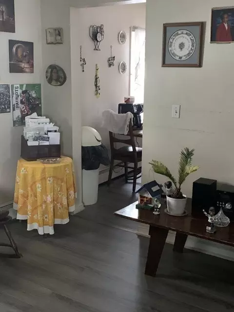 27 Briggs St, Springfield, MA 01151 photo 3