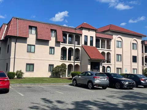 685 Oak St #10-10, Brockton, MA 02301