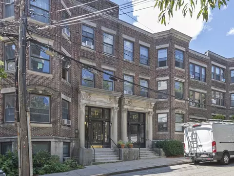 17 Stearns Rd #7, Brookline, MA 02446