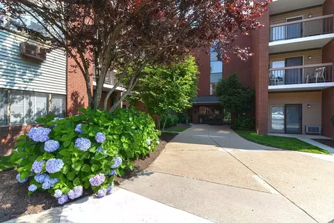 4975 Washington St #108, West Roxbury, MA 02132