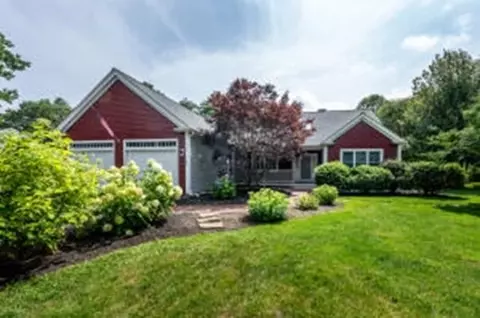 130 Mashpee Neck Rd, Mashpee, MA 02649