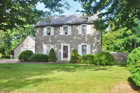 37 Peckham Pl, Bristol, RI 02809