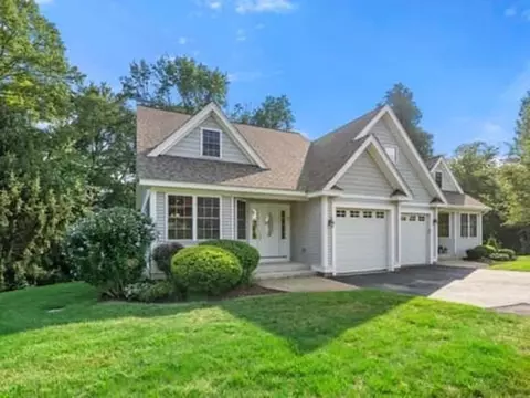 30 Carrington Ln #30, Uxbridge, MA 01569