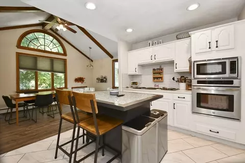 20 Governors Dr, Reading, MA 01867 photo 2