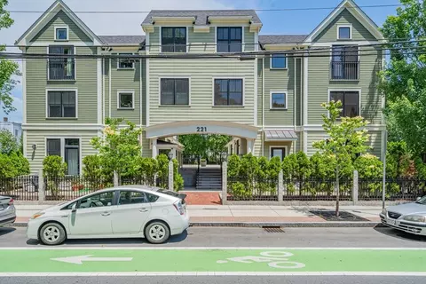 221 Beacon St #3, Somerville, MA 02143