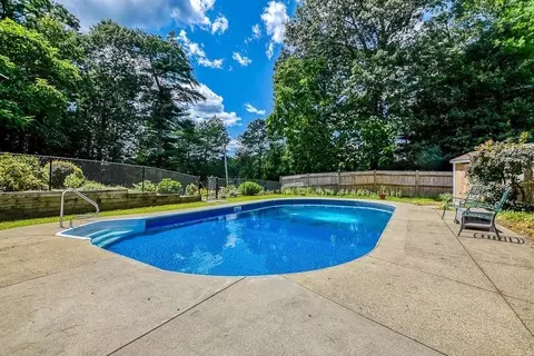 8 Pine Needle Ln, Plymouth, MA 02360