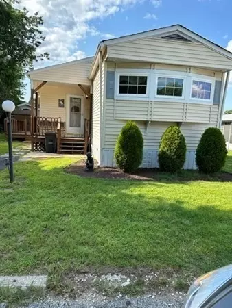 90 Daniel Dr, Attleboro, MA 02703