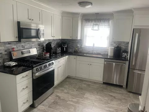 18 Pidgeon Dr, Springfield, MA 01119 photo 4