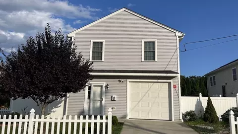 24 Manchester St, Fall River, MA 02721