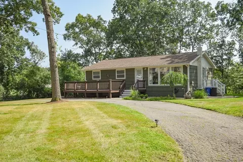 7 Old Essex Rd, Ipswich, MA 01938