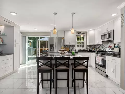 10 Nutmeg Dr, Worcester, MA 01603