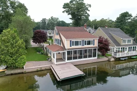 25 Welcome Ln, Wrentham, MA 02093