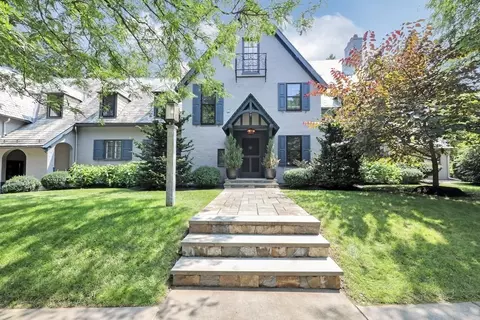 195 Middlesex Rd, Chestnut Hill, MA 02467