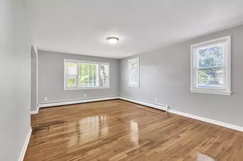 172 Garvey Dr, Springfield, MA 01109 photo 2