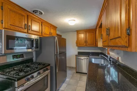 22 Glencoe St, Springfield, MA 01104 photo 5