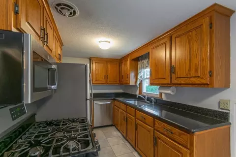 22 Glencoe St, Springfield, MA 01104 photo 8