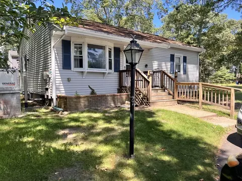 40 Restful Ln, Wareham, MA 02538