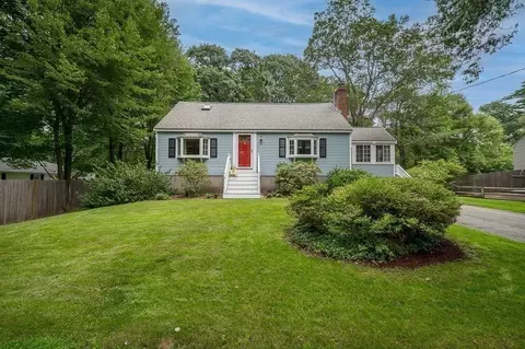 28 Village Ln, Hamilton, MA 01982