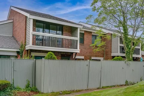 59 Meadowood Dr #59, Stoughton, MA 02072